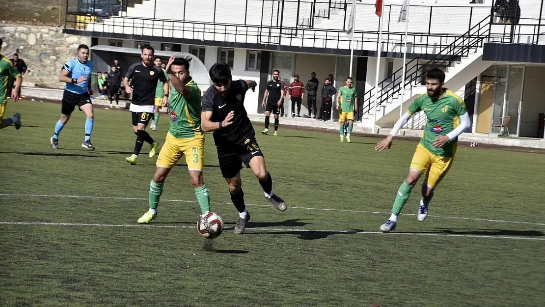 Aliağaspor FK ikinci yarıya galibiyetle başladı     Sivaslı Belediye Spor 0- 5 Aliağaspor Fk