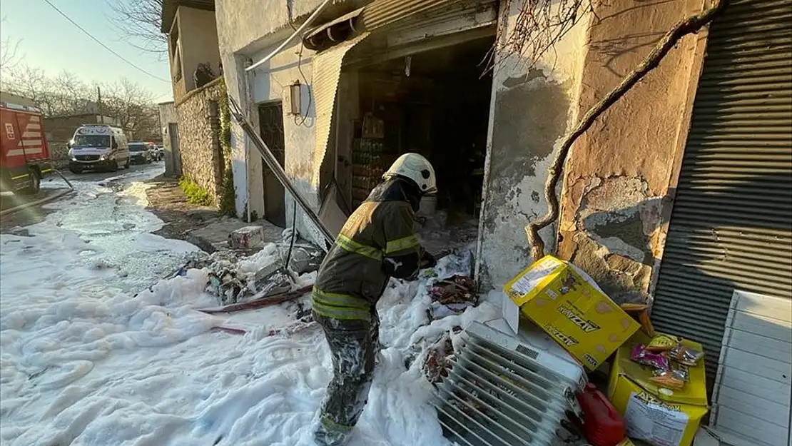 İzmir’de bakkalda meydana gelen patlamada 4 kişi yaralandı
