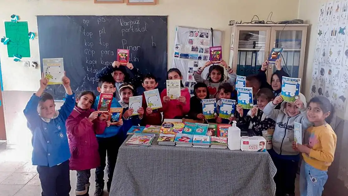 Kars'taki miniklere kitap bağışı